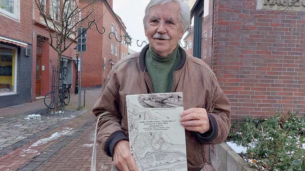 Dietrich Janßen ist passionierter Hobby-Historiker in Emden und hat ein neues Buch über die Straßennamen der Stadt herausgebracht. Dabei stützt er sich auf die Recherche des Studienrats Walther Voigt. Foto: Hanssen