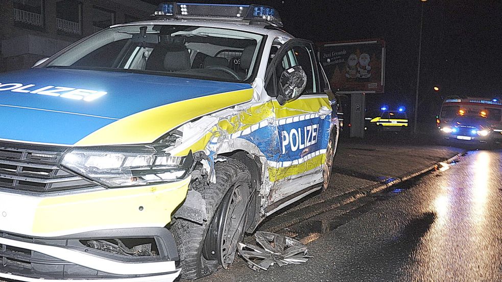 Bei dem Unfall in Leer war auch ein Streifenwagen beteiligt. Foto: Wolters