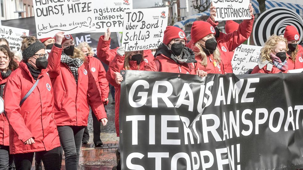 Weil Aurich als Drehscheibe für umstrittene Tiertransporte gilt, gibt es immer wieder Demonstrationen von Tierschützern – wie auf dem Foto von April 2022. Foto: Archiv/Ortgies