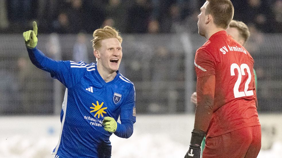 Kickers Emden (links Pascal Steinwender) beendet das Fußballjahr 2023 als Tabellenführer der Oberliga. Foto: Doden/Emden