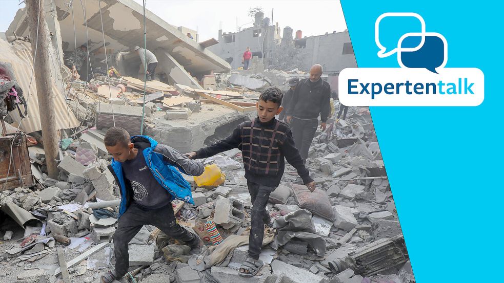 Zwei palästinensische Jungs laufen über zerstörte Häuser und Gebäude, die durch israelische Bombardierungen eingestürzt sind. Foto: imago images/APAimages