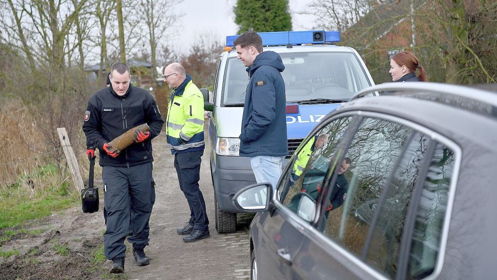 Spezialkräfte des Kampfmittelbeseitigungsdienstes aus Hannover nahmen die Granate mit. Foto: Stromann