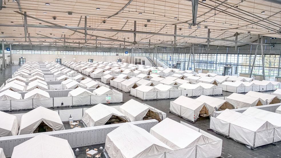 European Homecare betreibt in Deutschland weit mehr als 100 Flüchtlingsunterkünfte. Von großen Messehallen wie in Hannover bis hin zu kleinen kommunalen Asylheimen. Foto: Imago Images/Bernd Günther