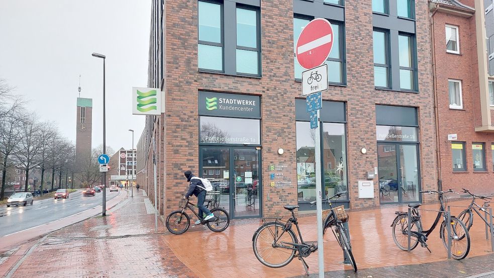 Das Kundencenter der Stadtwerke Emden an der Pottgießerstraße ist derzeit wieder stärker besucht. Viele Kunden haben Fragen zu steigenden Strompreisen. Foto: Hanssen