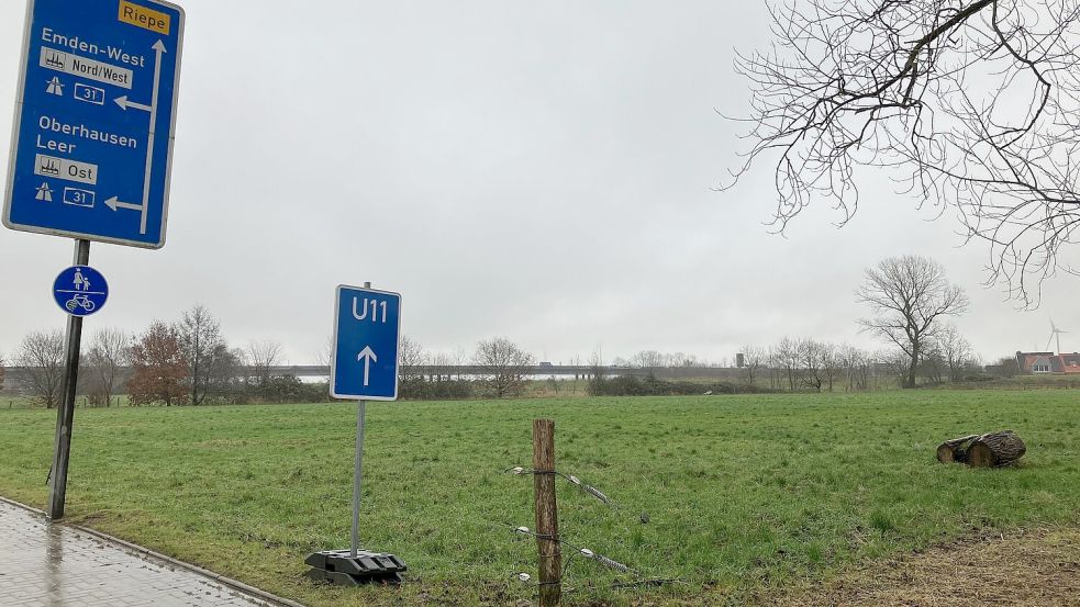 Noch weitgehend unberührt: Die grüne Wiese an der Uphuser Straße, flankiert von Autobahn und Ems-Jade-Kanal. Hier will Lidl eine neue Filiale bauen und Raum für Wohnhäuser schaffen. Foto: Schuurman