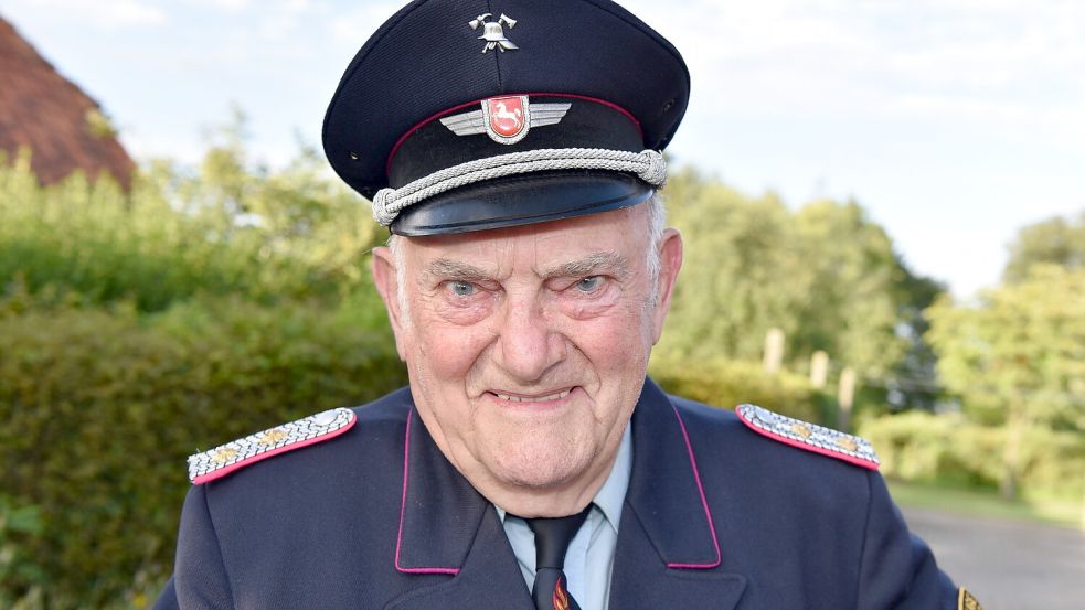 Aeilt de Voß, hier vor sechs Jahren als er für 70-jährige Mitgliedschaft in der Feuerwehr geehrt wurde, engagierte sich Zeit seines Lebens für die Allgemeinheit. Archivfoto: Wagenaar
