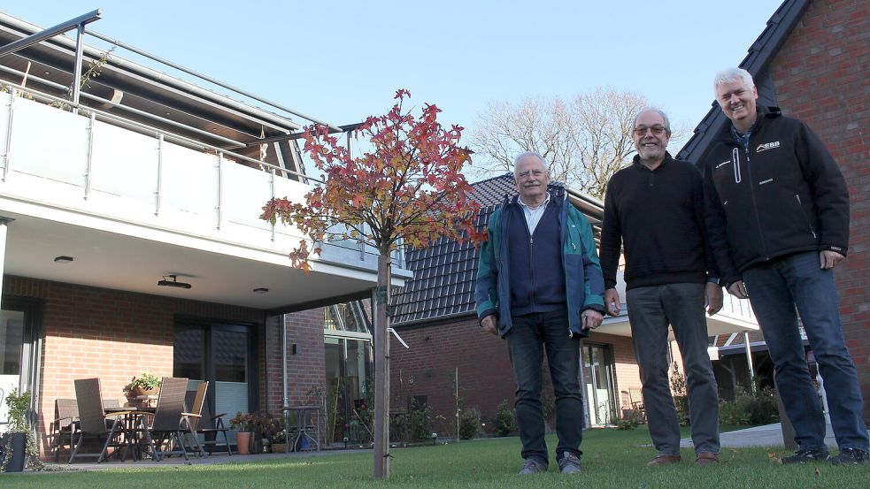 Günther Meidenbauer (von links), Hans Ludwig Janssen und Jan Denkena vor ihrem gemeinsam gebauten Haus im Zentrum von Wittmund. Der vierte Bauherr ist nicht im Bild. Foto: Oltmanns