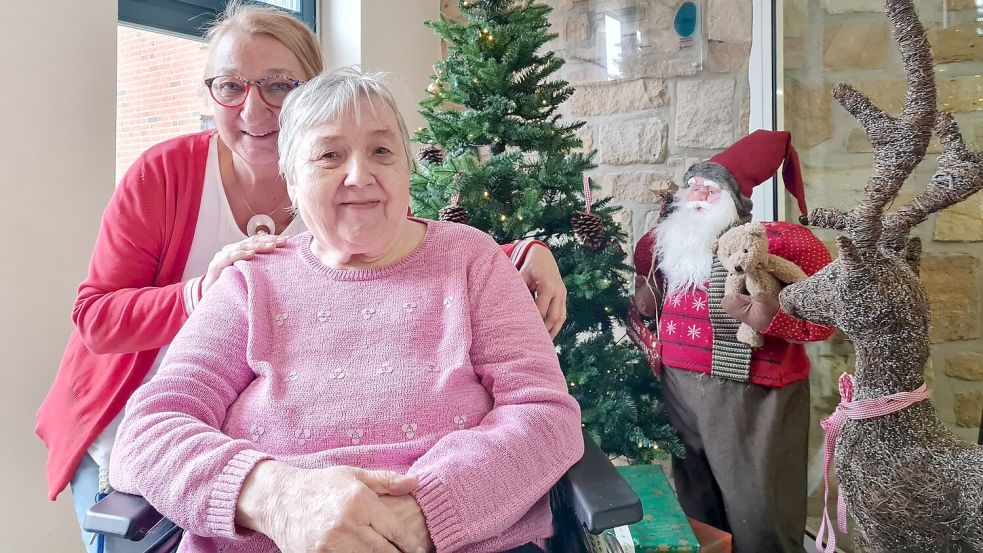 Gretje Thiems mit Betreuungskraft Stefanie Detmers im Alloheim. Foto: Cordes