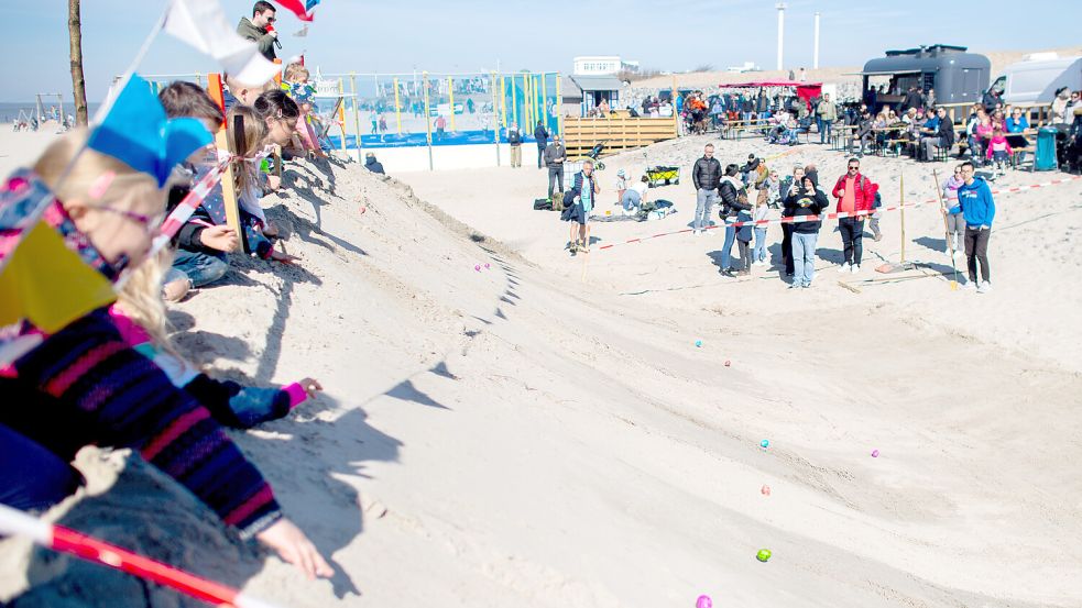 Auf Norderney kullern Kinder Ostern bunte Eier von einer Düne. Ist das nur was für Urlauberkinder? Foto: Dittrich/dpa