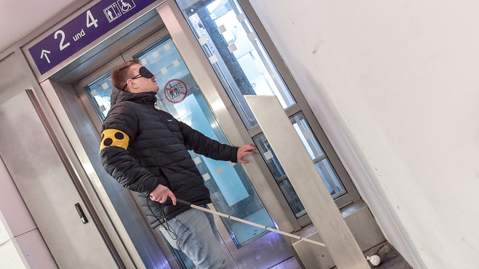 Der Fahrstuhlknopf will erstmal gefunden werden, das hat ziemlich gedauert. Foto: Ortgies