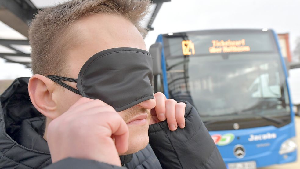 Mit einer blickdichten Augenbinde wurde die Blindheit im Test simuliert. Foto: Ortgies