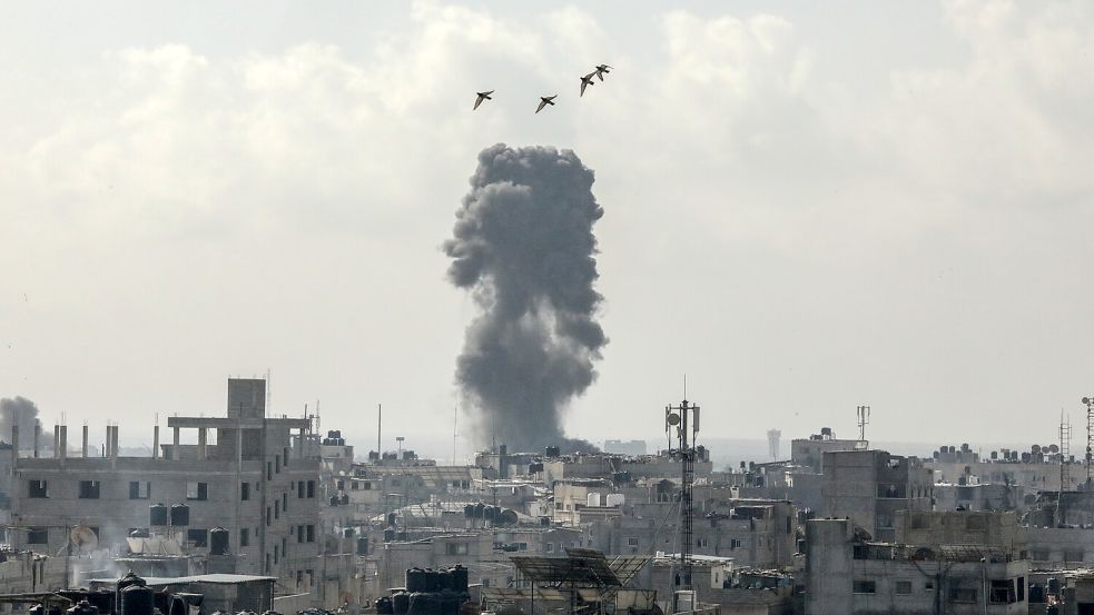 Rauch über Rafah: Der israelische Beschuss von Gaza geht vorerst weiter. Foto: picture alliance/dpa/Abed Rahim Khatib