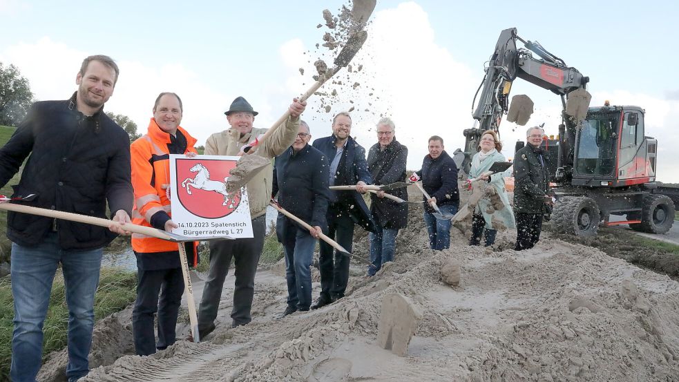 Schwungvoll beim Spatenstich für den ersten Bürgerradweg Ostfrieslands: Hanno Albers (Firma Tellbau, von links), Frank Buchholz, Enno Appelhagen, Olaf Meinen, Matthias Arends, Bernd Althusmann, Florian Eiben, Hilke Looden und und Diedrich Strohmann (1. Entwässerungsverband). Foto: Hock