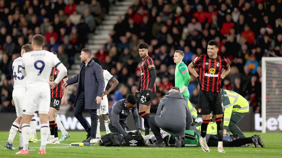 Die Spiel zwischen Bournemouth und Luton Town wurde abgebrochen, weil Luton-Verteidiger Tom Lockyer auf dem Feld zusammengebrochen war. Foto: imago images/PA Images