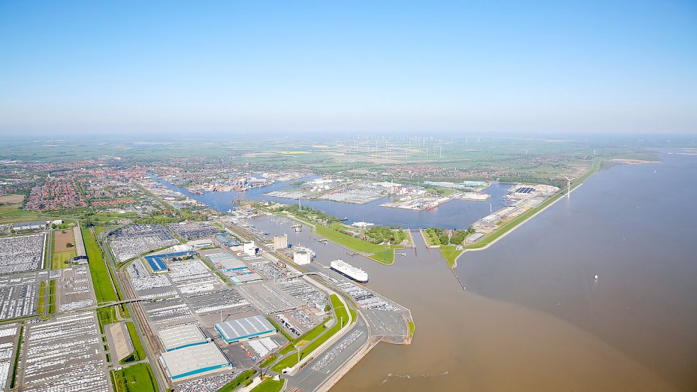 Die Stadt Emden ist eng mit dem Hafen verbunden. Er ist der Lebens- und Arbeitsmittelpunkt vieler Menschen. Archivfoto: Bruns