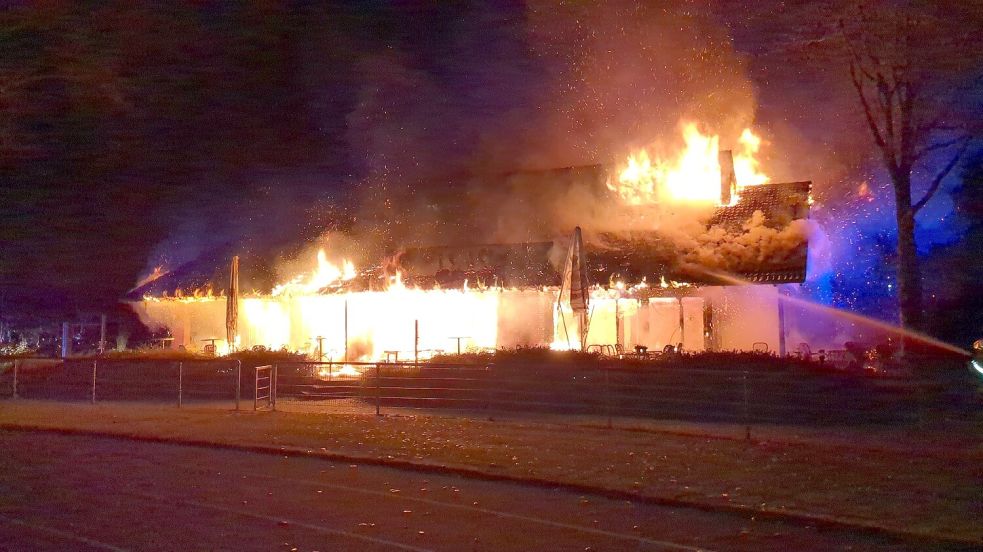 Das Vereinsheim des Rotenburger SV brannte komplett aus. Foto: Polizei Rotenburg