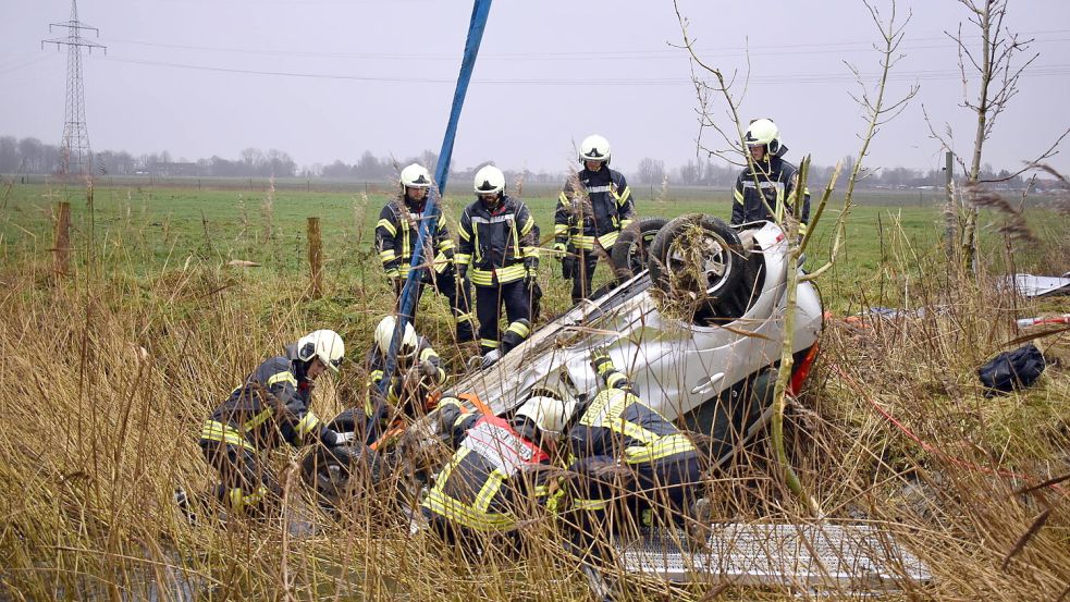 Die Feuerwehr musste den Fahrer aus dem Wagen befreien. Foto :Feuerwehr