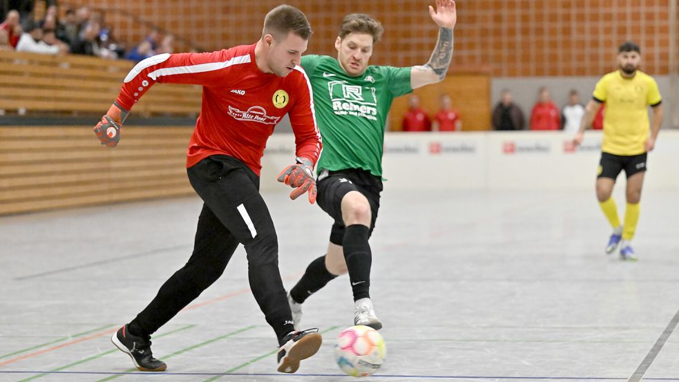 Henning Corell (links) im Middelser Tor schaltete sich auch in der Offensive ein. Dagegen fand Firrel (grünes Trikot Reinhard Grotlüschen) im Finale kein Mittel.