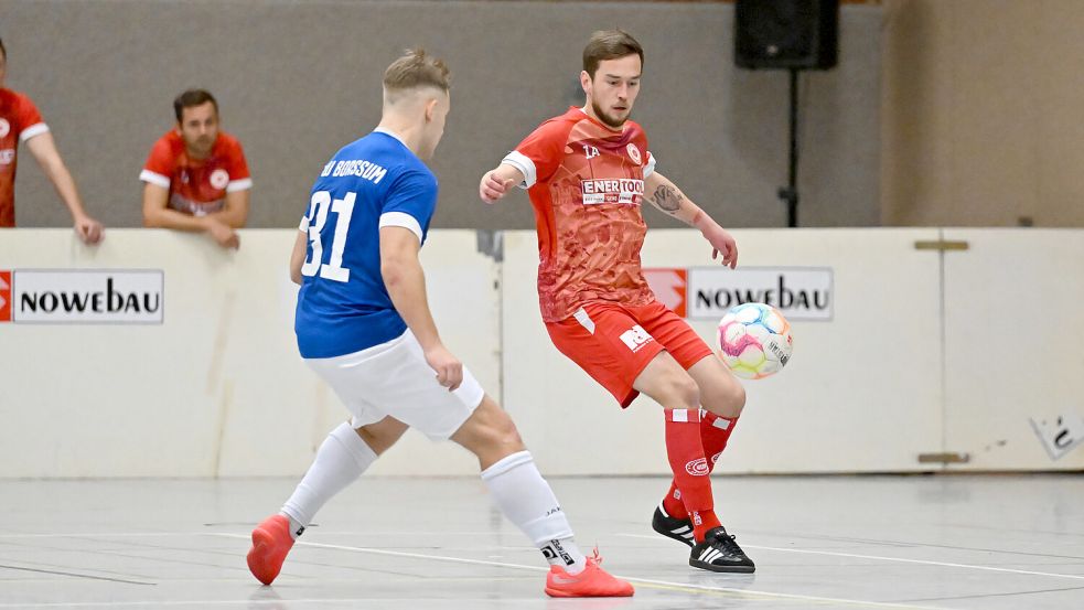 BW Borssum gewann das „kleine Finale“ gegen Großefehn (rechts Helge Janssen) mit 6:0. Brian Wienekamp (links) traf einmal mit der Hacke. Fotos: Doden, Blomberg