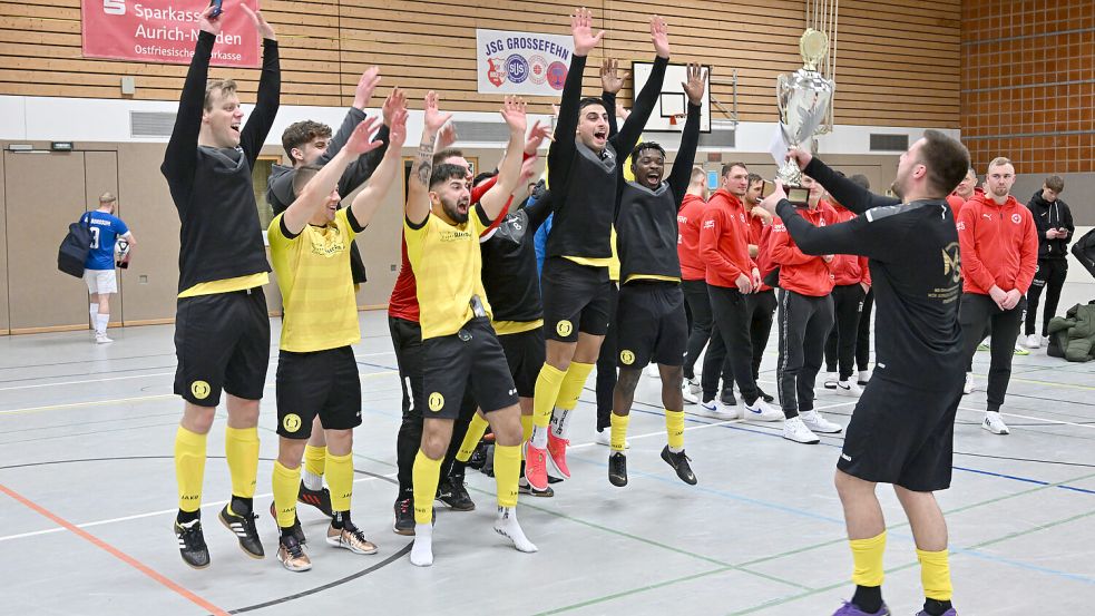 Der dreifache Finaltorschütze für Middels, Glen Sokoli (rechts), durfte den Siegerpokal in die Höhe recken. Fotos: Doden, Blomberg