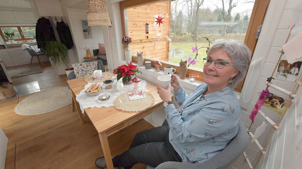 Sigrid Schwitters an der festlich gedeckten Kaffeetafel. Foto: Ortgies