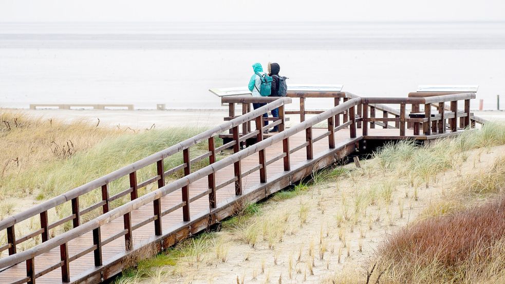 An den Orten direkt an der Küste, wie hier in Norddeich, kann es eng werden. Foto: Hauke-Christian Dittrich/dpa