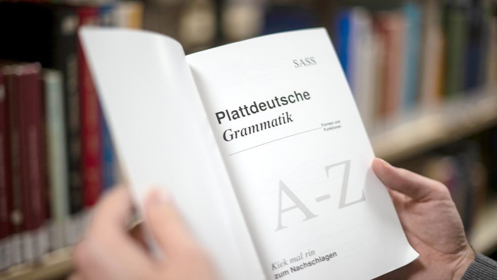 Plattdeutsch ist manchmal in Büchern zu finden, oft aber auch woanders. Foto: Schuldt/dpa