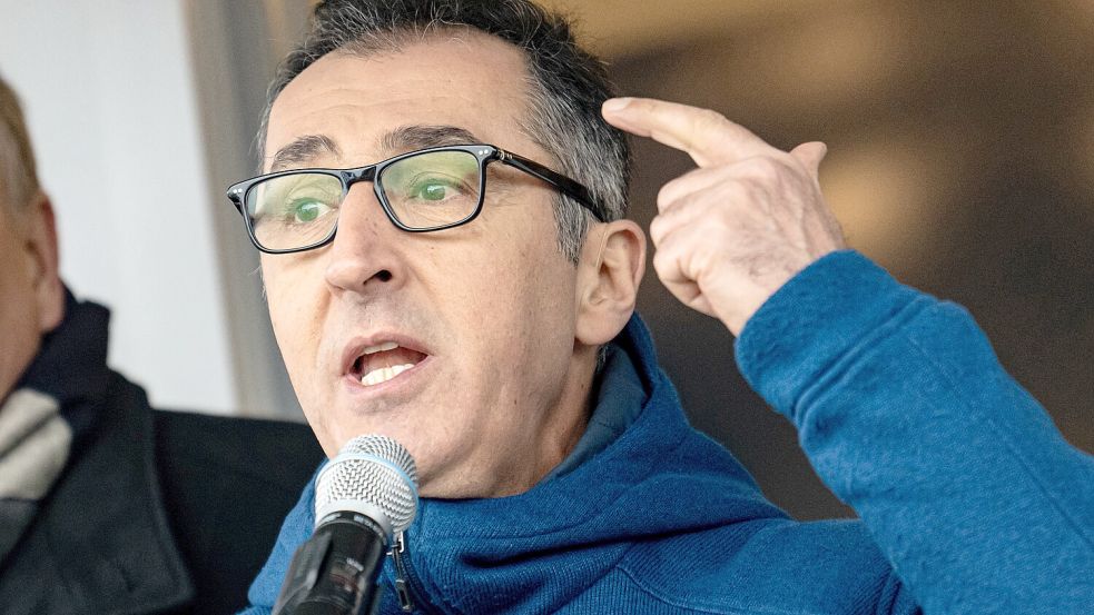 Cem Özdemir (Bündnis 90/Die Grünen), Bundesminister für Ernährung und Landwirtschaft, spricht vor den Demonstranten. Foto: Sommer/DPA