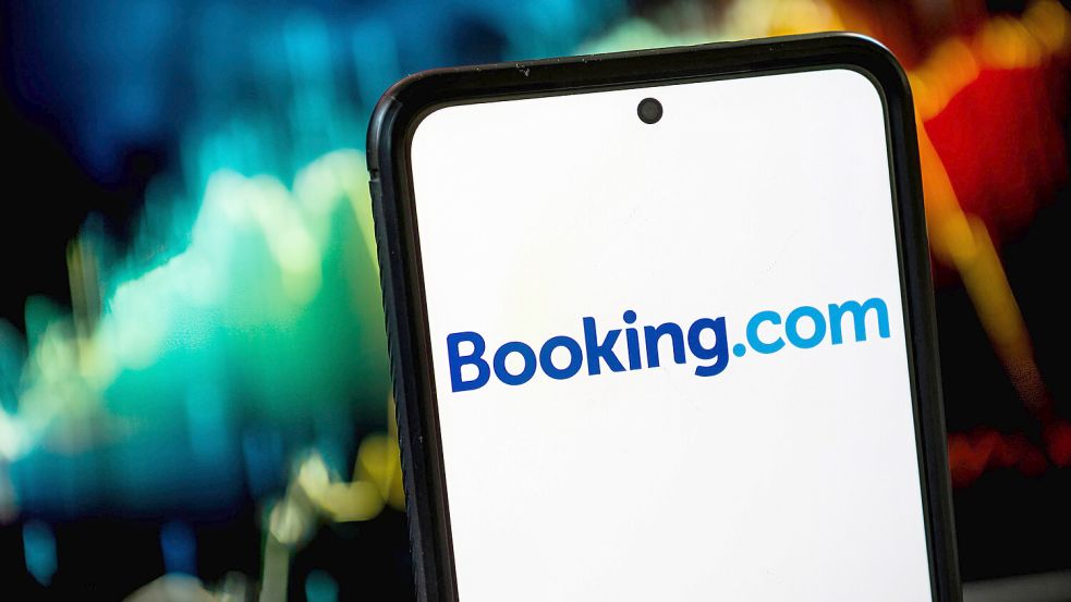 Warnung vor Betrug bei Booking.com: Wie sich Reisende schützen können. Foto: IMAGO IMAGES/SOPA Images