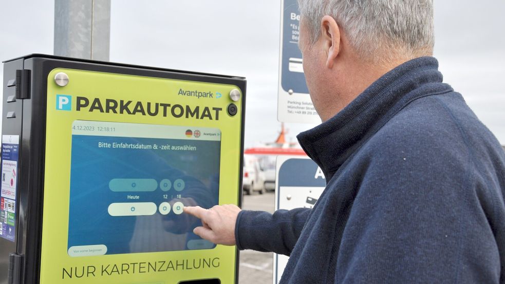 Gerrit Finke zeigt, was dem Nutzer blüht, wenn die Technik streikt: Normalerweise sollte die Ankunftszeit auf dem Parkplatz im System hinterlegt sein. Das klappt nicht immer. Dann muss die am Ende des Aufenthaltes geschätzt und eingegeben werden. Foto: Ullrich