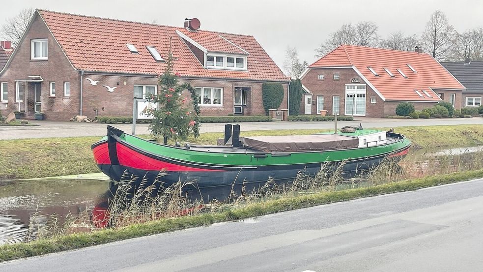 Die „Frauke“ ist zurück in Großefehn – frisch gestrichen und saniert. Fotos: Ahrends