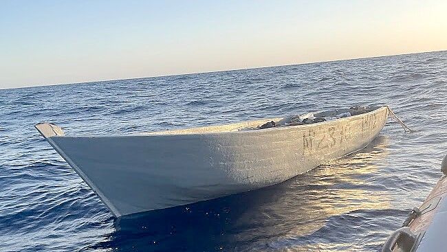 Ein leeres Holzboot auf dem offenen Mittelmeer: Wo sind die 30 Migranten, die sich an Bord befunden haben sollen? Foto: Marie Busse