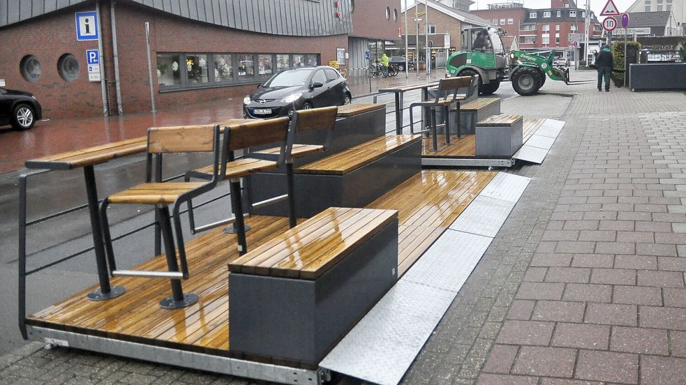 Dieses Parklet verfügt über drei hohe Stühle, einen Tresen und Sitzbänke. Foto: Wolters