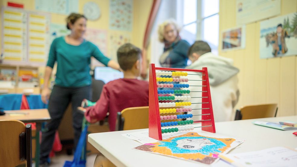 Immer mehr geflüchtete Kinder lernen auch in Schulen im Landkreis Aurich. Foto: DPA