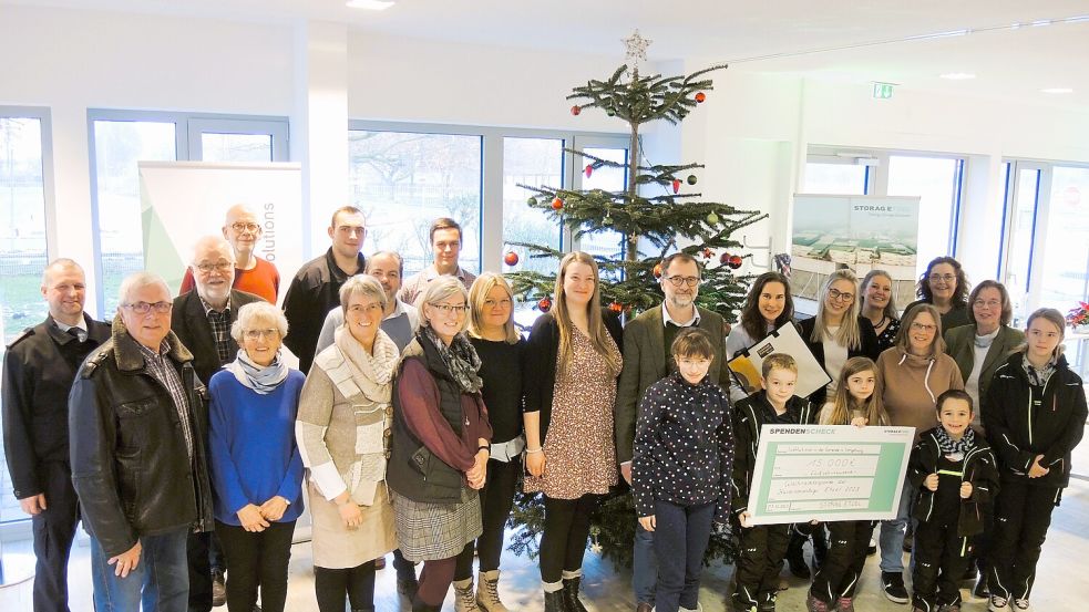 Frühlich unter dem Tannenbaum versammelt: Vertreter der gemeinnützigen Institutionen, die eine Förderung aus der Weihnachtsspende von Storag Etzel erhalten. Sie alle sind für soziale und gemeinnützige Institutionen rund um Friedeburg im Einsatz. Einige von ihnen werden bereits seit Jahren von dem Kavernenbetreiber finanziell unterstützt, sagte bei einem gemeinsamen Treffen der kaufmännische Geschäftsführer des Unternehmens, Boris Richter (Mitte, mit Brille): „Sie sind bei uns gesetzt!“ Foto: privat