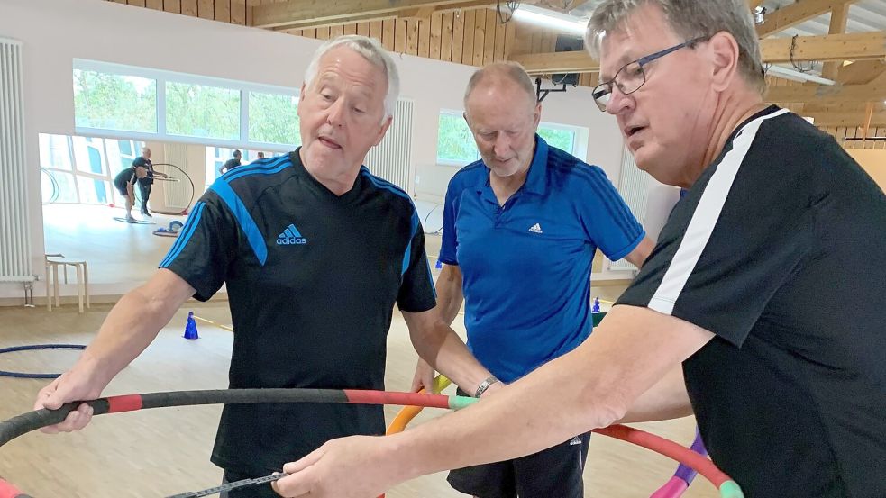 Johann Seeba (von links), Martin Köster und Diedrich Thurnow messen nach, ob der Reifen zum Trainierenden passt. Foto: privat