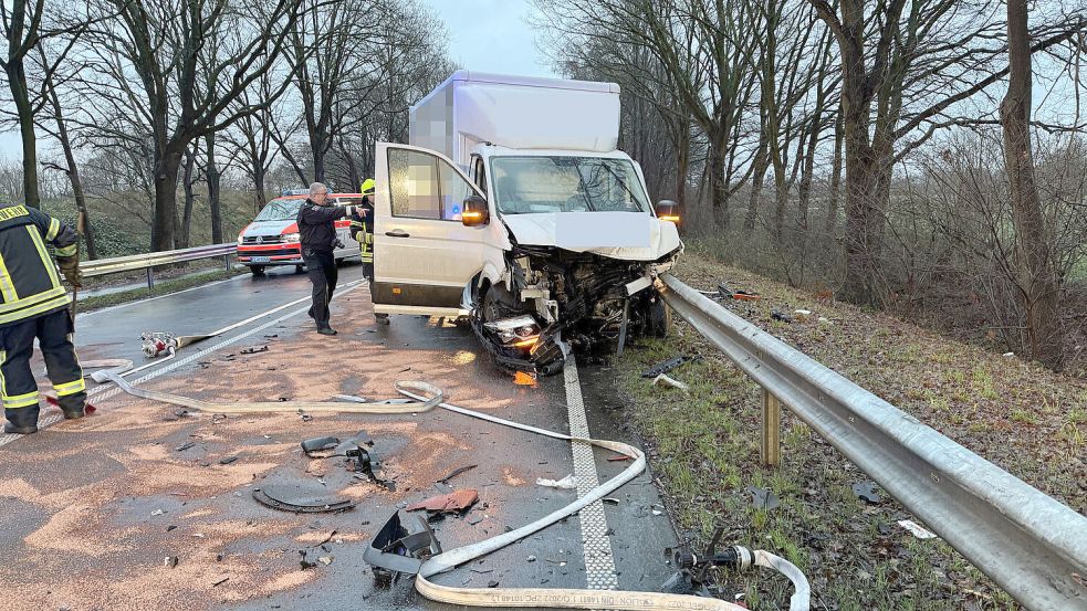 Ein Kleinlaster (Foto) war am Mittwochmorgen auf der B70 bei Papenburg frontal mit einem Auto zusammengestoßen. Foto: Feuerwehr Papenburg.