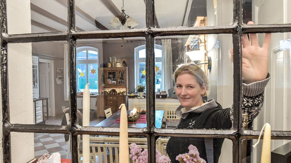 Das Fenster im Wohnzimmer gewährt einen Blick bis zum Stall. Foto: Ortgies