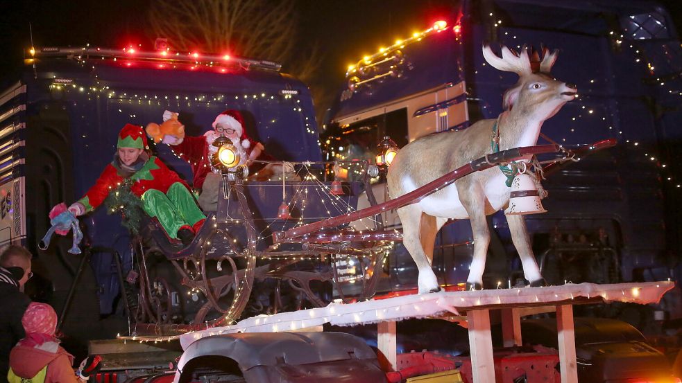 Auch am dritten Advent war im Landkreis Leer wieder viel los – wie hier beim Weihnachtskonvoi in Weener. Foto: Loger