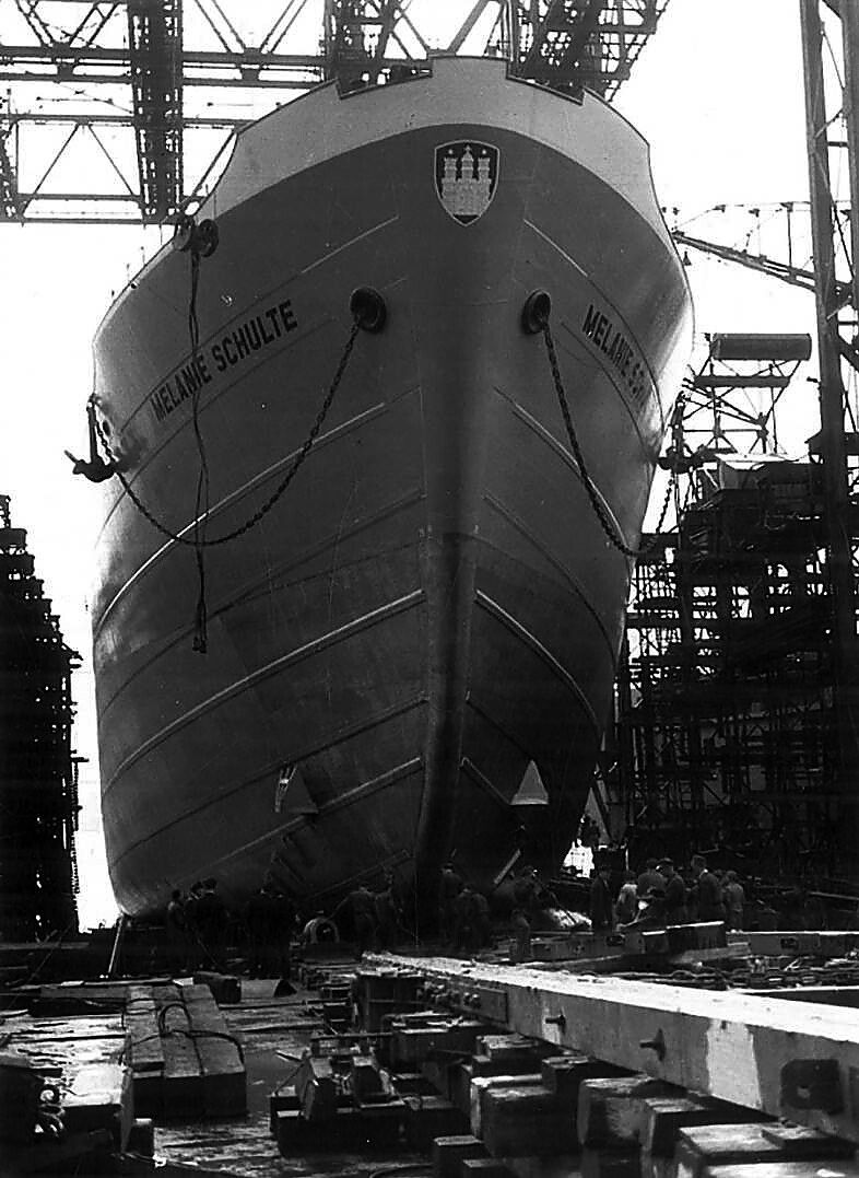Nichts geht mehr: Über Stunden versuchten Arbeiter der Nordseewerke, die „Melanie Schulte“ in der Helling wieder loszuschlagen. Das Schiff war beim Stapellauf steckengeblieben. Foto: Ludwig Schuhmacher/Landesmuseum