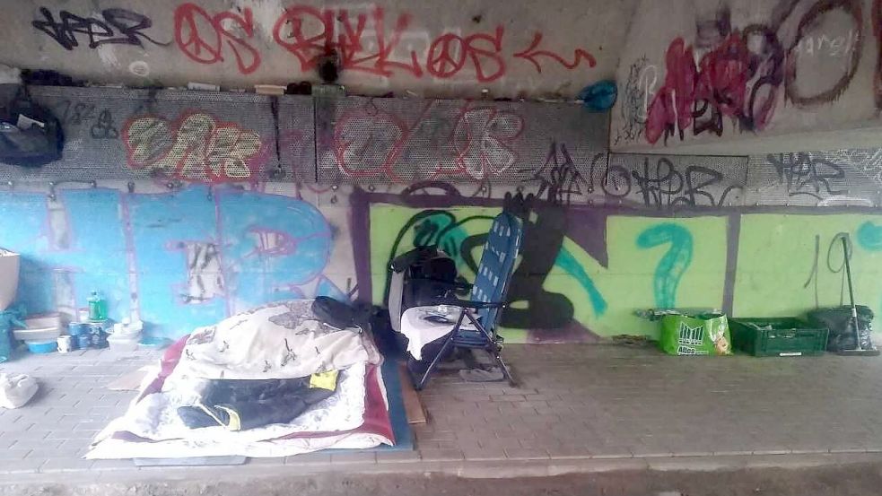 Das Bett ist ordentlich gemacht, die Kochutensilien zusammengeräumt, sogar ein Besen steht griffbereit: Hier unter einer Autobahnbrücke in Emden lebt ein Mensch, der offensichtlich wohnen will. Foto: privat