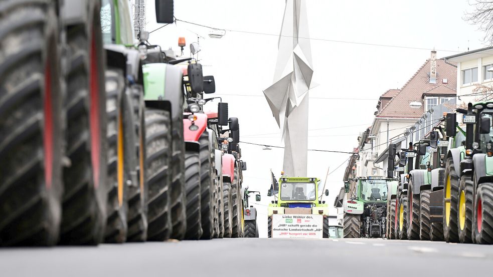 Die Landwirte machen bundesweit mobil gegen die Sparpläne der Bundesregierung. Dieses Bild entstand am Donnerstag in Stuttgart. Foto: Weißbrod/dpa