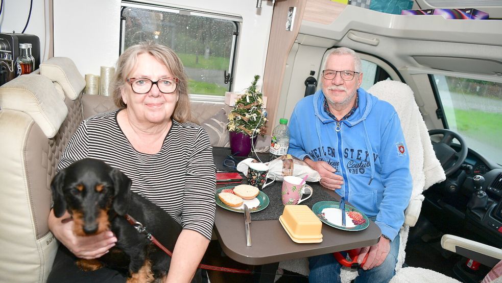 Ute und Jens Herkomma verbringen Weihnachten mit ihrer Dackeldame Lieselotte in ihrem Wohnwagen in Greetsiel. Foto: Wagenaar