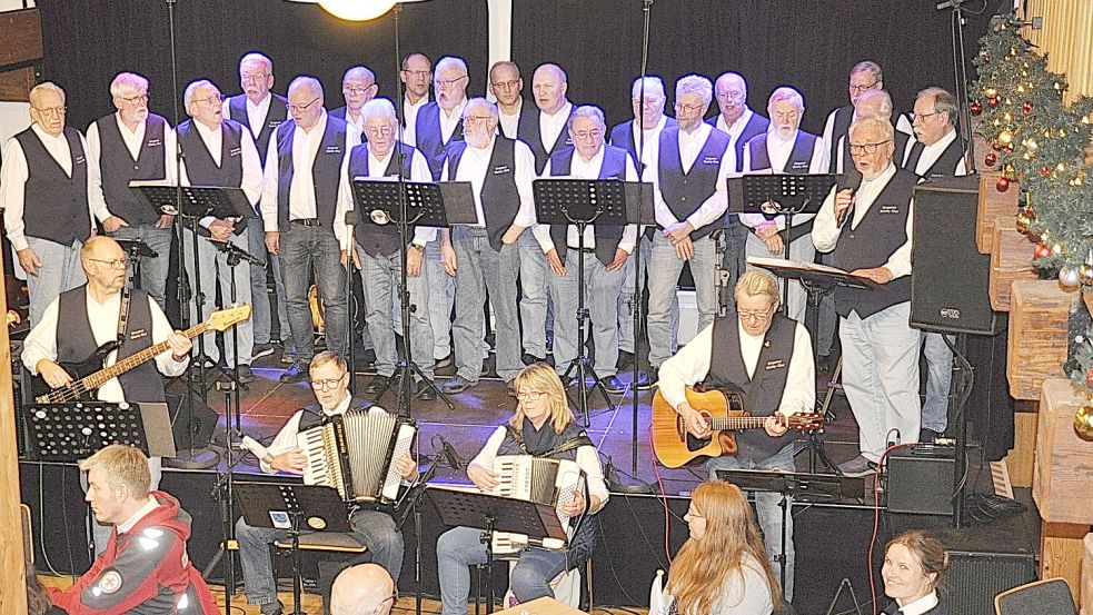 Ein Shanty-Chor sorgte im Kulturspeicher für musikalische Untermalung. Foto: Wolters