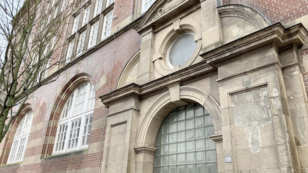 Mit Glasbausteinen verriegelt, aber riesengroß und möglicherweise ein gutes Domizil fürs Stadtarchiv: das Telegrafenamt an der Osterstraße. Foto: Schuurman