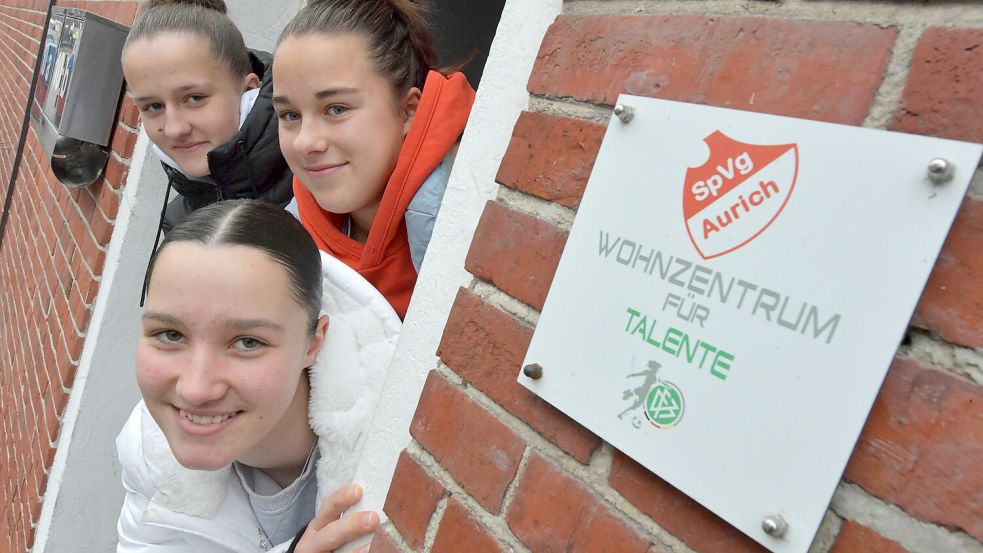 Herzlich willkommen in unserer WG: Lucy Minne (hinten links), Sophia Schalke (hinten rechts) und Sina Brühl fühlen sich in ihrer gemeinsamen WG sehr wohl. Fotos: Ortgies