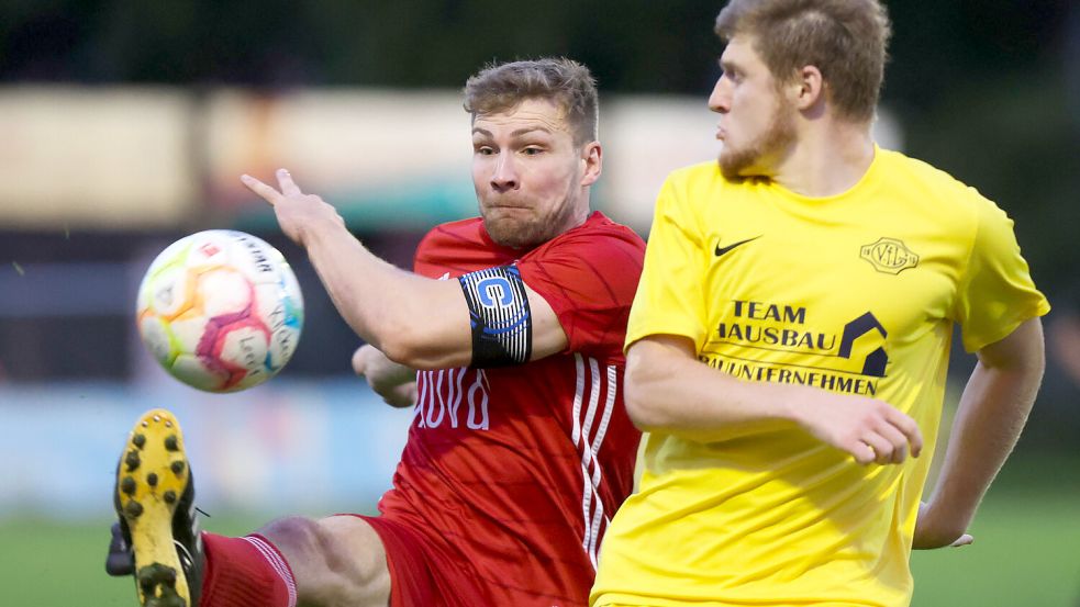 Bundes Torjäger Eike Schmidt (links) schießt in der Bezirksliga ein Tor nach dem anderen. Archivfoto: Doden/Emden