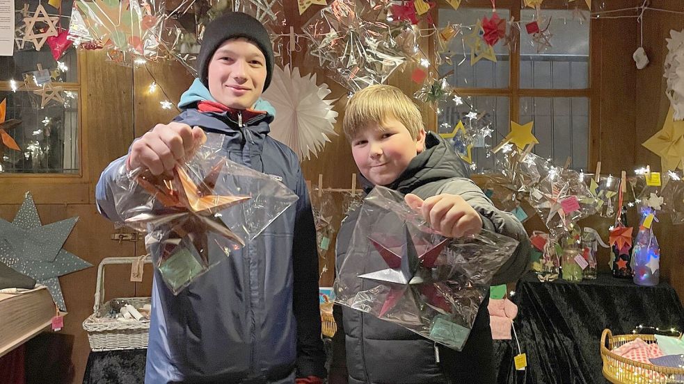 Auch junge Auricher wie Emil Fenderl (links) und Hanno Mackensen helfen im Hirtenstall auf dem Weihnachtszauber aus. Foto: Boschbach