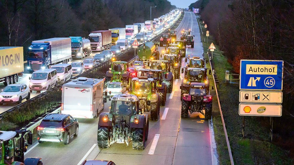 Landwirte fahren mit ihren Treckern auf der Autobahn 7 zwischen Soltau und Hannover. Anlass sind die Pläne der Bundesregierung, den Agrardiesel und die Kfz-Steuerbefreiung für die Land- und Forstwirtschaft zu streichen. Foto: Schulze/dpa