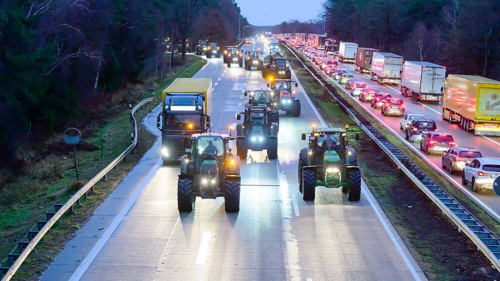 Mit solchen Aktionen gewinnen Bauern die Spediteure nicht als Unterstützer für ihren Protest gegen die Bundesregierung. Wenn Traktoren den Verkehr auf der Autobahn aufhalten, stehen die Sattelzüge im Stau. Foto: Schulze/dpa